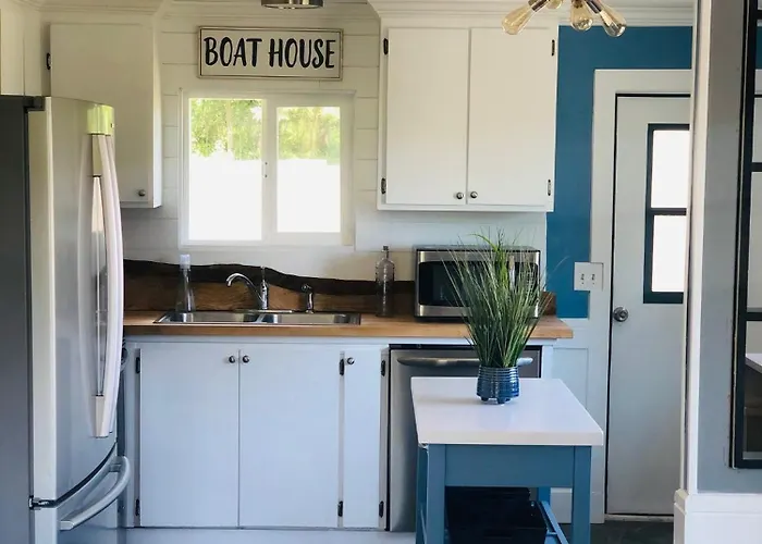 Beautiful Oceanview Retreat 2 Bedroom Home