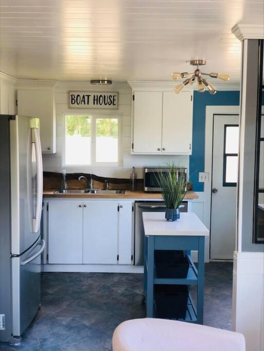 Beautiful Oceanview Retreat 2 Bedroom *